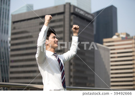 一個男人的一天，一個商人的下午，一個年輕的工人， 39492666