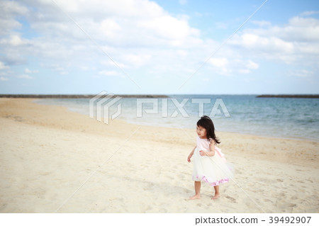 Sea (Beach Child Girl Summer Vacation Resort Vacation Family Trip Rear View Walking Southern Country Copy Space) 39492907