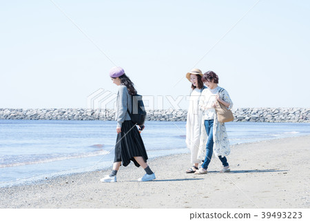 Sea girl trip 3 people 39493223