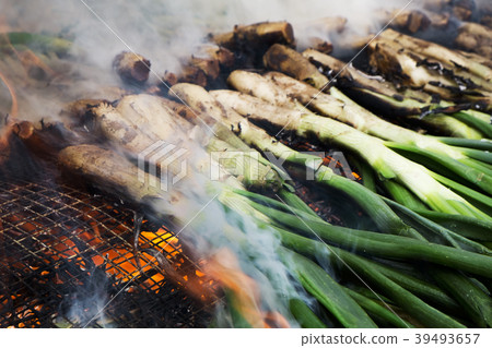 barbecuing calcots, onions typical of Catalonia. barbecuing calcots, onions typical of Catalonia. 39493657