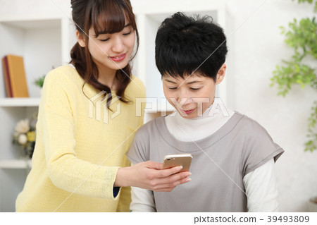 Mother who is taught how to use smartphone 39493809