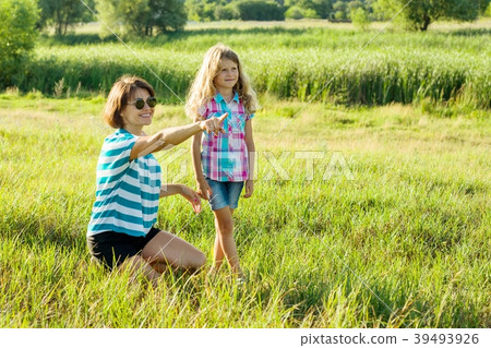 .Beautiful mother outdoors with happy daughter 39493926