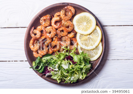 Salad with lattuce , lemon and shrimps 39495061