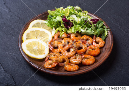 Salad with lattuce , lemon and shrimps Salad with lattuce , lemon and shrimps 39495063