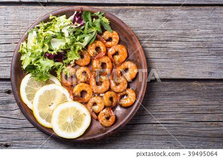 Salad with lattuce , lemon and shrimps Salad with lattuce , lemon and shrimps 39495064