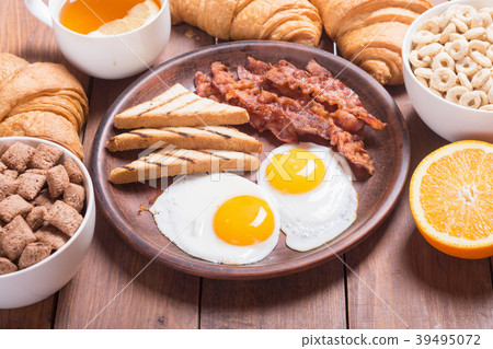Breakfast with eggs , bacon and croissants 39495072