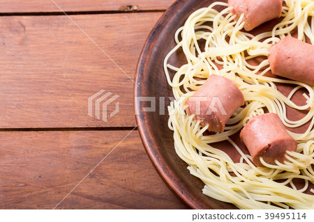 Pasta spaghetti with sausage Pasta spaghetti with sausage 39495114