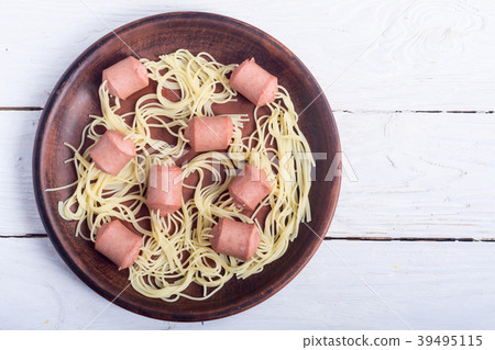 Pasta spaghetti with sausage Pasta spaghetti with sausage 39495115