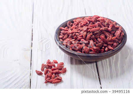 Red goji berries in bowl Red goji berries in bowl 39495116