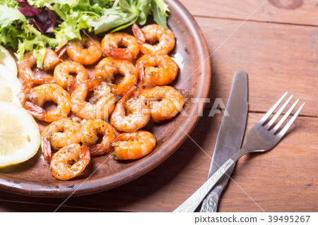 Salad with lattuce , lemon and shrimps Salad with lattuce , lemon and shrimps 39495267