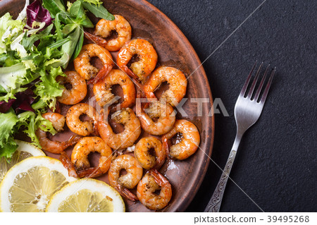 Salad with lattuce , lemon and shrimps Salad with lattuce , lemon and shrimps 39495268