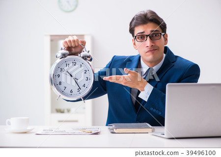 Businessman employee in urgency and deadline Businessman employee in urgency and deadline 39496100
