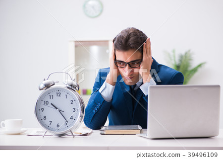Businessman employee in urgency and deadline Businessman employee in urgency and deadline 39496109