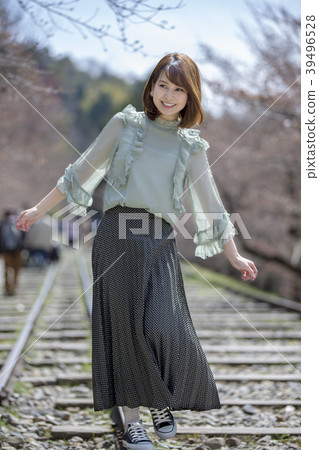 走在踢線的軌道的微笑的少婦在Higashiyama病區，京都市，京都府 39496528