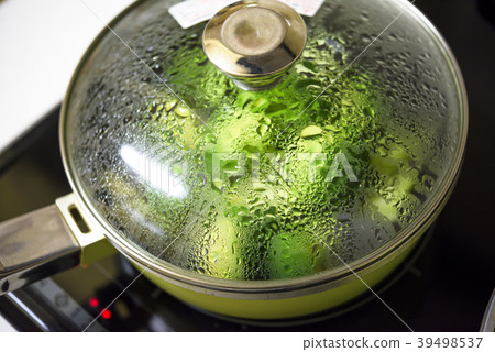 Steaming broccoli 39498537