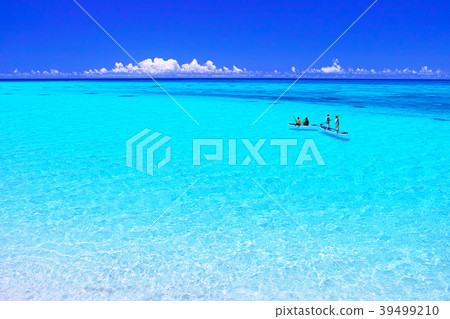 People enjoying marine sports in the beautiful sea that extends along Miyakojima and Shimo Airport in midsummer People enjoying marine sports in the beautiful sea that extends along Miyakojima and Shimo Airport in midsummer 39499210