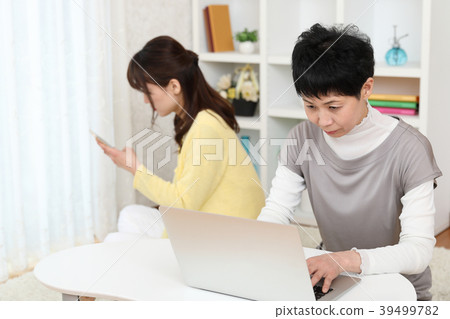冷漠的父母和孩子 冷漠的父母和孩子 39499782