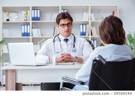 Female patient visiting male doctor for regular Female patient visiting male doctor for regular 39500544