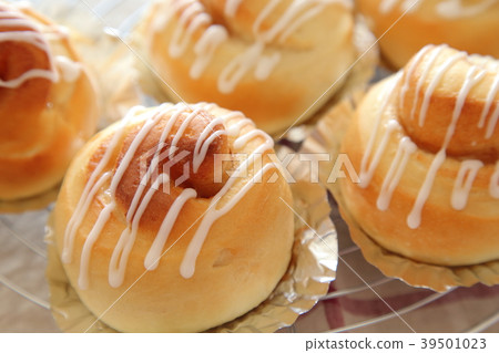 cinnamon roll  39501023