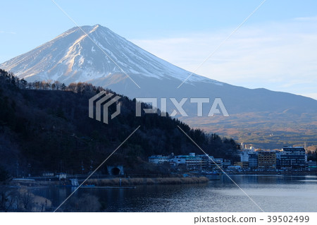 富士山和川口湖(陽光照射,遠攝,側身) 富士山和川口湖(陽光照射,遠攝,側身) 39502499