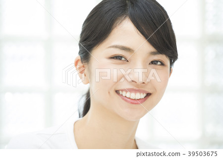 A woman with a smile 39503675