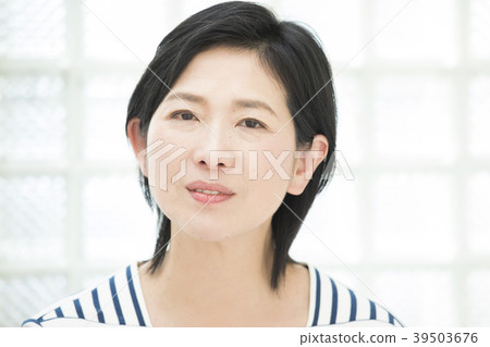 Female in her 50 39503676