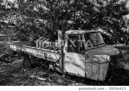 Scrap car monochrome Scrap car monochrome 39504423