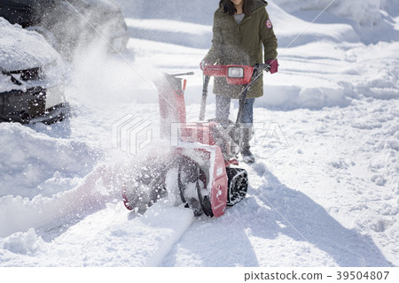 Snow removal work (image cut) 39504807