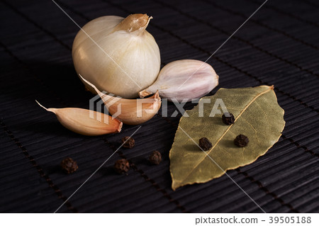 onion, garlic, black pepper and bay leaf onion, garlic, black pepper and bay leaf 39505188