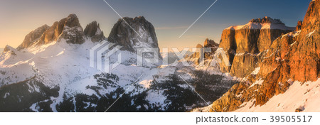 Mountain landscape and spine covered with snow 39505517