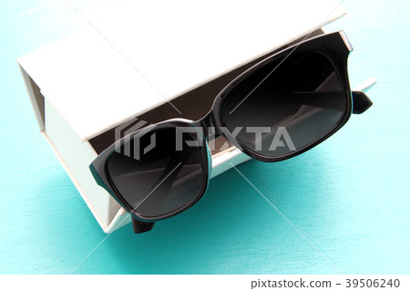 白色眼鏡盒和黑色邊框太陽鏡 39506240