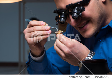 Jeweler working in his workshop late at night 39506859