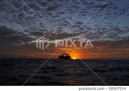 Uninhabited island and sunrise 39507554