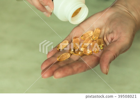 Hand of an elderly woman with pills Hand of an elderly woman with pills 39508021