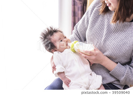 與嬰孩哺養的圖像的微笑的嬰孩飲用奶嬰孩和母親 39509040