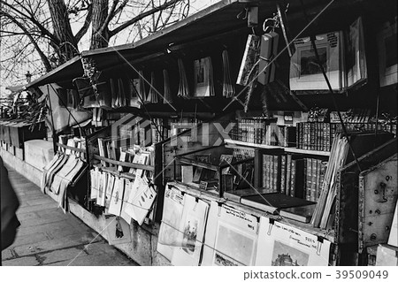 Second-hand bookstores in Paris 39509049