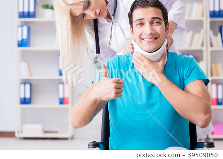 Disabled man in wheel chair visiting woman doctor 39509050