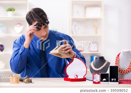 Jeweler working with luxury jewelry in the 39509052