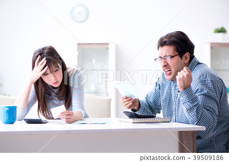 Young couple looking at family finance papers 39509186