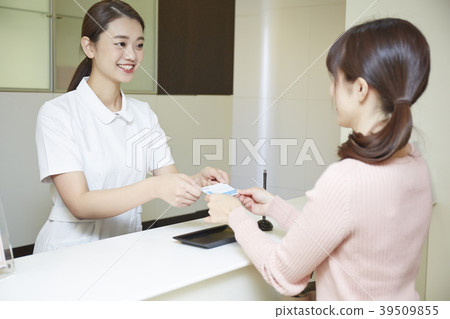 在醫院接待處工作的婦女 在醫院接待處工作的婦女 39509855