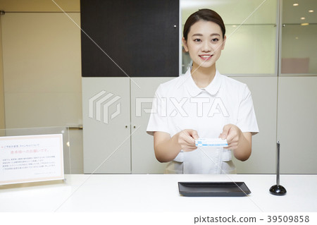 在醫院接待處工作的婦女 在醫院接待處工作的婦女 39509858