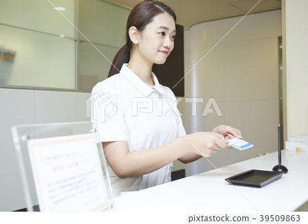 Women working at the hospital reception Women working at the hospital reception 39509863