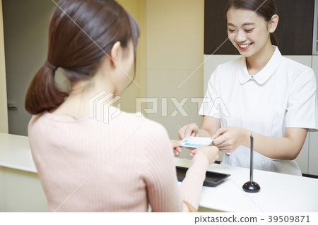 在醫院接待處工作的婦女 39509871