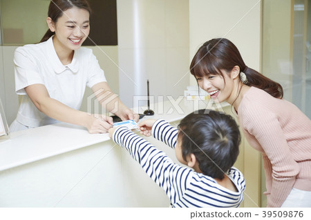 Women working at the hospital reception 39509876