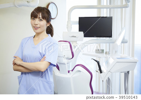 Woman working at dentist 39510143