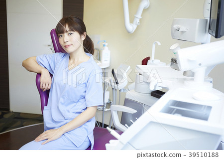 在牙醫工作的女人 39510188