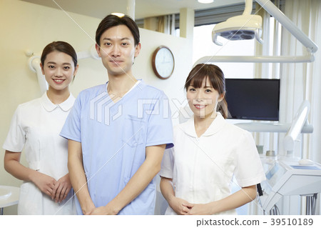 男人和女人在牙醫工作 39510189