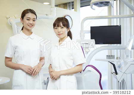在牙醫工作的女人 39510212
