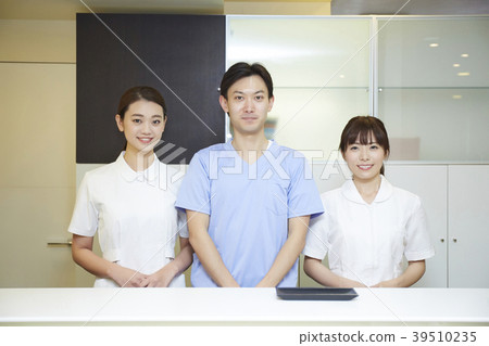 Men and women working in the hospital Men and women working in the hospital 39510235