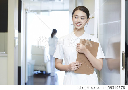 在牙醫工作的女人 在牙醫工作的女人 39510278